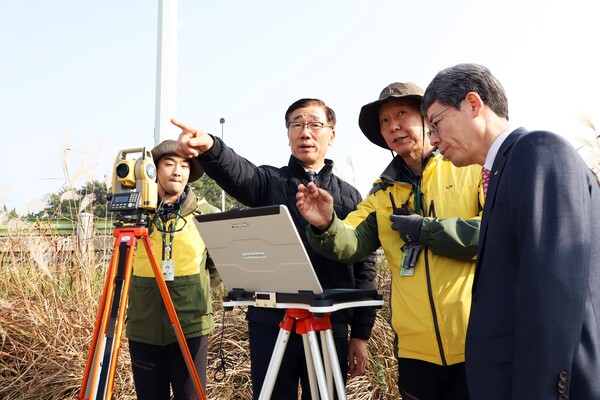 LX공사어명소사장은취임후첫행보로11월23일익산왕궁면일대경계확인측량현장을찾았다.(사진=LX공사)