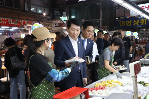 김민철국회의원이민심경청투어를하고있다.(사진=의원실)