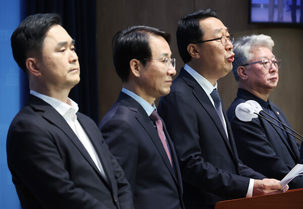 원칙과상식김종민(왼쪽부터),이원욱,윤영찬,조응천의원이지난16일국회소통관에서기자회견을하고있다.(사진=연합뉴스)