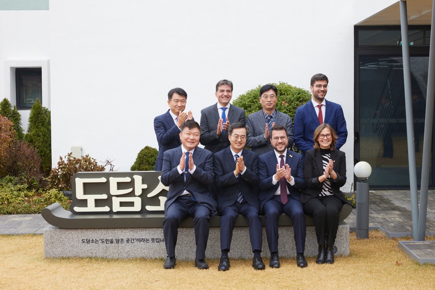 스페인 카탈루냐 주지사 면담 후 참석인사들이 기념촬영을 하고 있다.