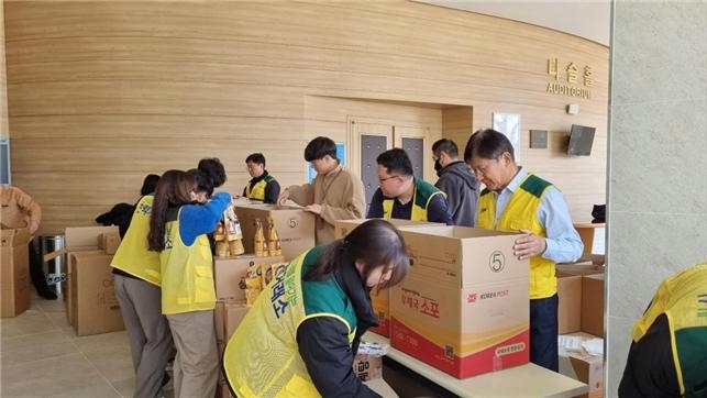 활동에 동참하고 있는 전력거래소 임직원 전경. (사진=전력거래소)