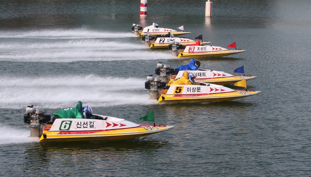 미사리경정장에서 출전 선수들이 스타트 경쟁을 펼치고 있다. (사진=국민체육진흥공단)