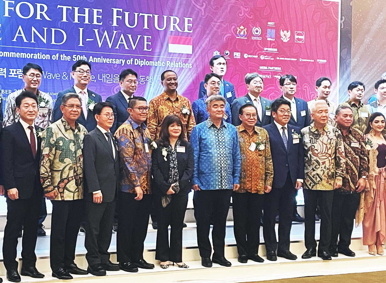 한-인니 수교 50주년 기념 경제협력포럼에 참석한 정원주 회장이 기념촬영을 하고 있다.(사진=대우건설)