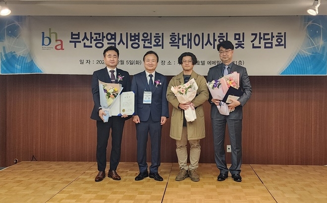 (사진왼쪽부터 홍병호 대동병원 경영지원부장, 김철 부산시병원회장, 김정훈 부산부민병원 책임간호사, 허수태 영도병원 원무차장).(제공=대동병원)