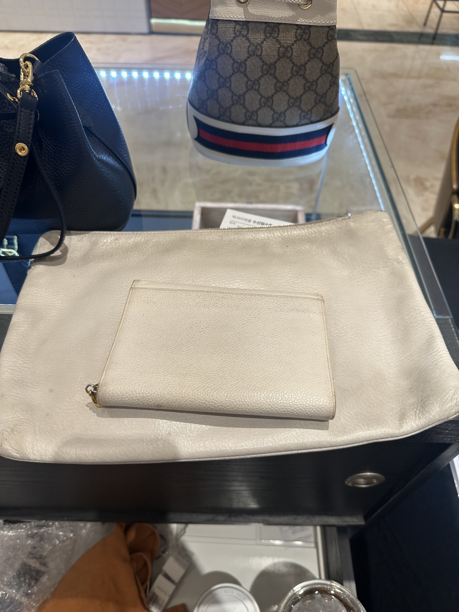 잘못된 관리 정보를 그대로 따라하다 가죽과 가방 전체가 훼손 된 사례.(사진=월드리페어)