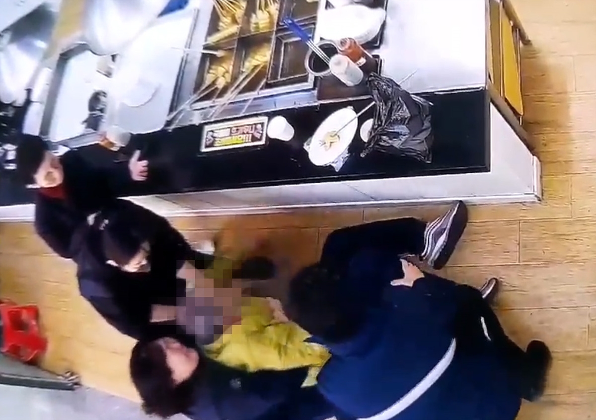 지난 5일 오후 1시경 경의중앙선 덕소역 분식 매장에서 윤미경 부역장이 쓰러진 환자에게 ‘하임리히법’ 응급조치를 실시하고 있다.(사진=코레일)