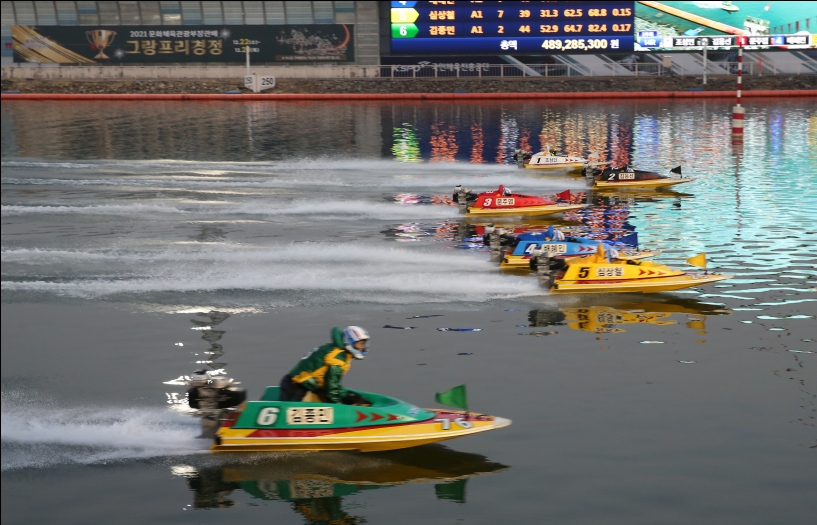 지난 2021년 그랑프리경정 결승전에 출전한 선수들이 플라잉스타트로 경주를 출발하고 있다. (사진=국민체육진흥공단)