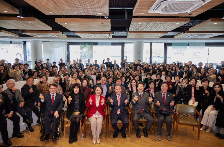 한무경 의원(앞줄 왼쪽 세번째)이 지난 7일 출판기념회에서 참석자들과 기념촬영하고 있다. (사진=의원실)