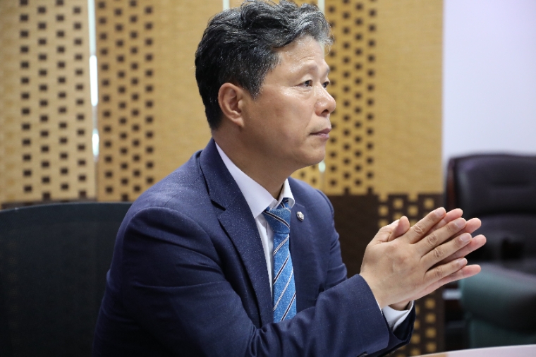 지난 7월 19일 서영석 의원이 국회에서 연합뉴스와 '청소년 마약'을 주제로 인터뷰하고 있다. (사진=연합뉴스)