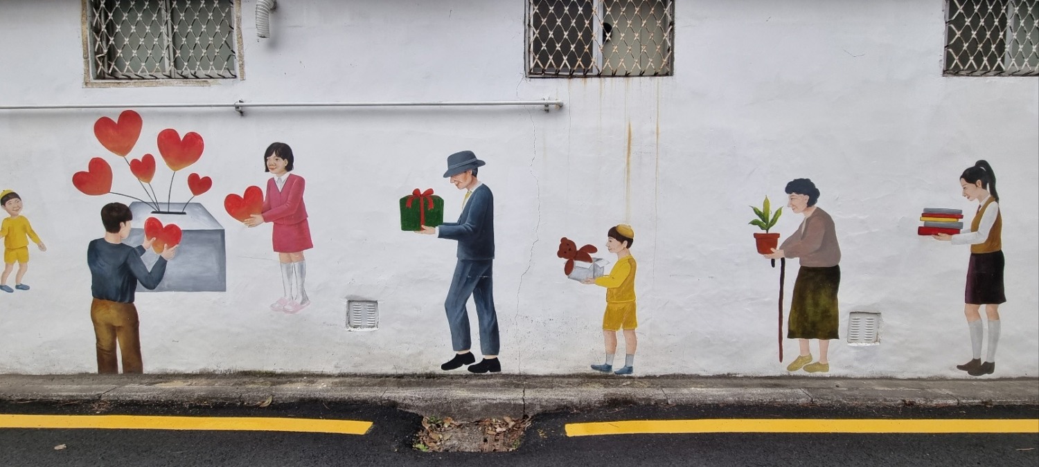 전북 전주시 노송동 천사마을에 있는 '얼굴 없는 천사' 벽화의 모습. 전주시는 '얼굴 없는 천사'의 선행을 기리기 위해 천사마을을 조성하고, '얼굴없는 천사'와 나눔을 상징하는 이미지를 담은 벽화를 만들었다.(사진=HD현대)