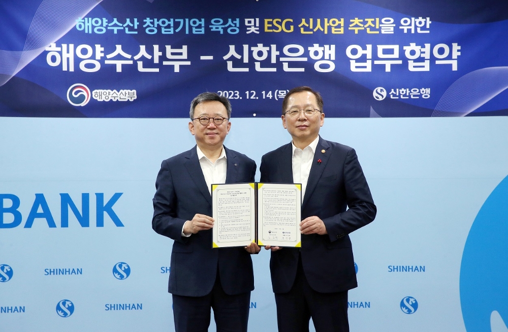 서울시 중구 소재 신한은행 본점에서 진행된 ‘해양수산 창업기업 육성 및 ESG 신사업 추진’ 업무협약식에서 신한은행 정상혁 은행장(왼쪽)과 해양수상부 조승환 장관이 기념촬영하는 모습. 사진=신한은행