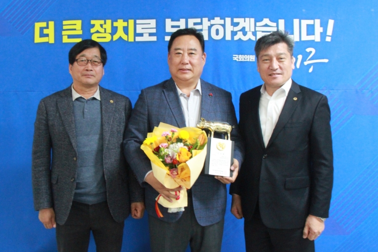 어기구 국회의원(가운데)이 14일 한돈협회 감사패 수상 받고 기념촬영하고 있다. (사진=의원실)