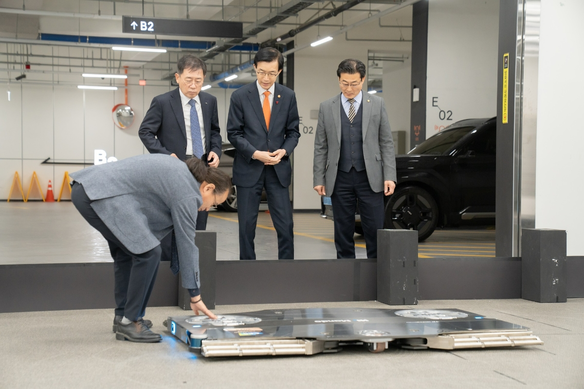 HL만도 MSTG 최성호 부사장(왼쪽 첫번째), HL만도 조성현 부회장(왼쪽 두번째), 산자부 방문규 장관(왼쪽 세번째), 로봇산업진흥원 손웅희 원장(오른쪽 첫번째) : 최성호 부사장이 주차로봇 '파키'를 설명하고 있다.(사진=HL만도)