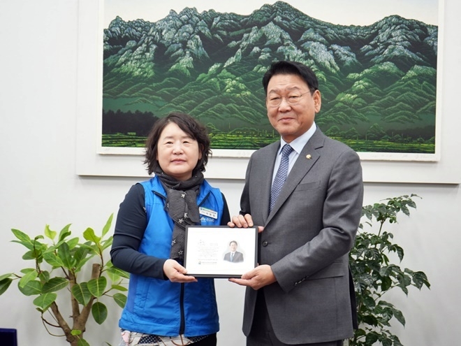 공노총 석현정 위원장(왼쪽)이 김교흥 행안위 위원장에게 감사패 전달하고 기념촬영.(사진제공=공노총)