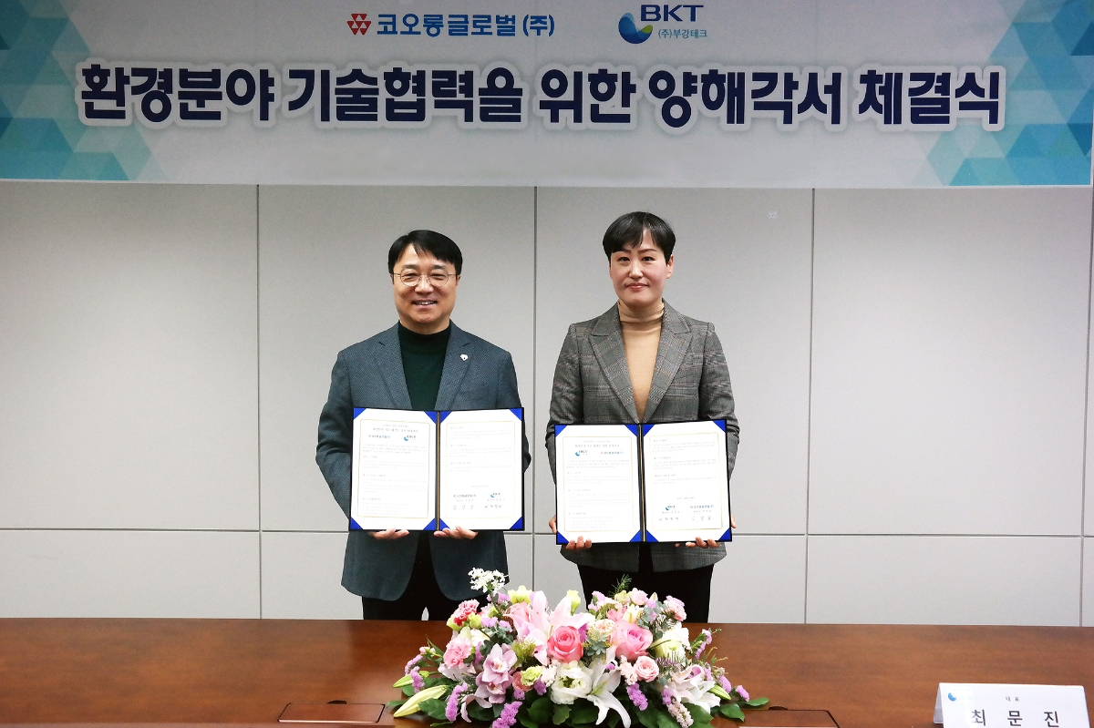 (왼쪽) 코오롱글로벌 김정일 대표이사 사장, (오른쪽) 부강테크 최문진 대표.(사진=코오롱글로벌)