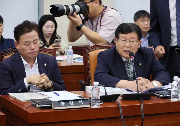 지난 9월 27일 설훈 의원(오른쪽)이 신원식 국방부 장관 후보자 청문회에서 발언하고 있다. (사진=연합뉴스)