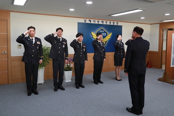 채광철 남해해경청장이 승진자들로부터 경례를 받고 있다.(왼쪽부터) 경감 함운식, 경위 박재우, 경위 우준역, 경위 류양규, 경사 신문옥, 경장 최수진 (경위 이동석 불참).(사진제공=남해지방해양경찰청)