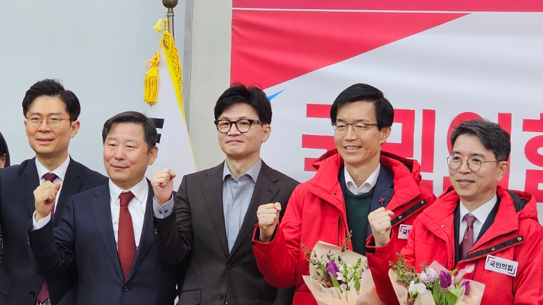 국민의힘 인재영입식에서 구호를 외치는 한동훈 비대위원장과 방문규(오른쪽 두번째) 전 산업통상자원부 장관 (사진=공보 담당)