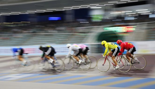 광명스피돔에서 개최된 경륜경주에서 선발급 선수들이 질주하고 있다. (사진=국민체육진흥공단)