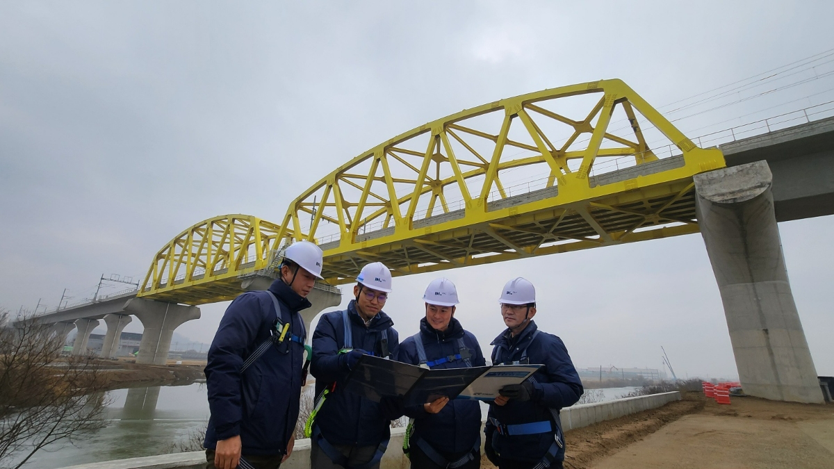 서해선홍성-송산전철 공사 현장에서 DL이앤씨 직원들이 현장을 점검하고 있다.(사진=DL이앤씨)