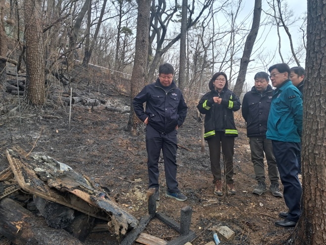 부산 기장군 관계자가 지난 9일 산불 발생현장에서 정종복 군수가 참석한 가운데 현장회의를 진행하고 있다.(사진제공=부산 기장군)