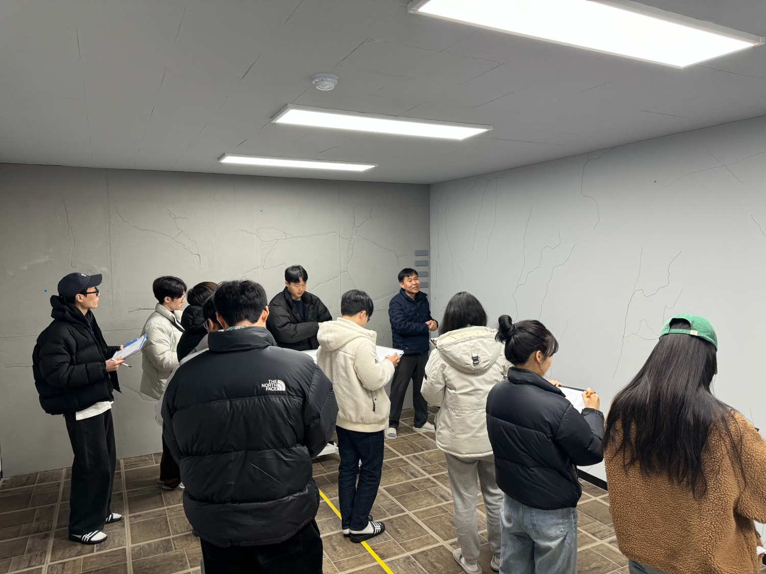 국토안전실증센터에서 건물 균열을 육안으로 식별하는 방법을 강의 중인 모습.(사진=국토안전관리원)