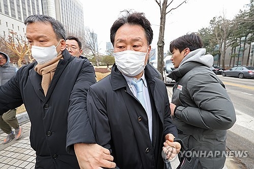 유해 가습기 살균제를 제조·판매한 혐의로 기소된 안용찬 애경산업 전 대표가 11일 오후 서울 서초구 중앙지법에서 열린 2심 선고를 마친 뒤 법정을 나서고 있다.(서울=연합뉴스)