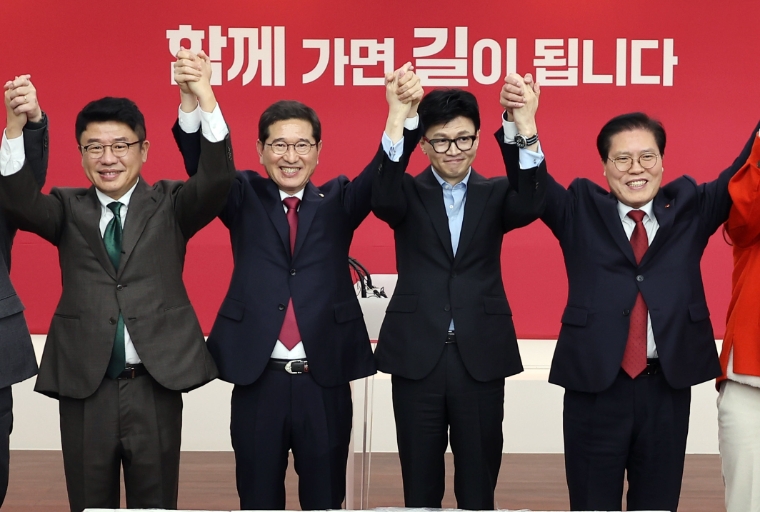 지난 5일 국민의힘 경기도당 신년 인사회에서 한동훈 비상대책위원장, 김학용 의원(왼쪽 두번째) 등이 손을 맞잡아 들고 있다. (사진=연합뉴스)
