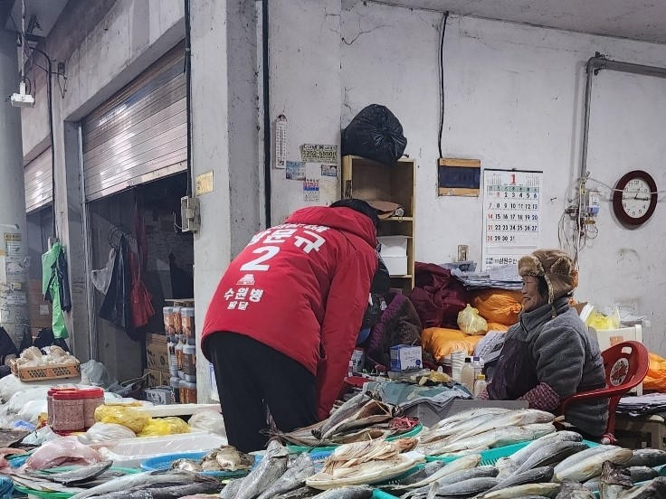 방문규 수원병 예비후보가 시장에서 민심을 경청하고 있다. (사진= 방 예비후보 측)