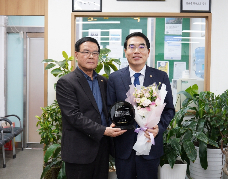 지난 17일 양기대 의원(오른쪽)이 광명개인택시조합 감사패를 받고 기념 촬영하고 있다. (사진=의원실)