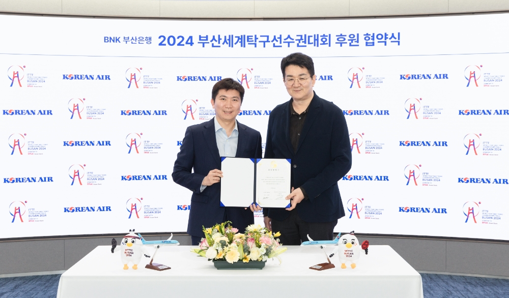 ‘2024 부산세계탁구선수권대회 공식 후원 협약식’에서 조원태 한진그룹 회장(오른쪽)과 유승민 조직위 공동위원장이 기념 촬영을 하고 있다.(사진=대한항공)
