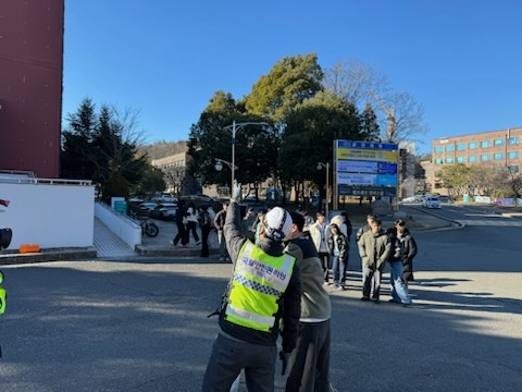 경상대에서 건축물 점검 및 진단 실습중인 모습.(사진=국토안전관리원)