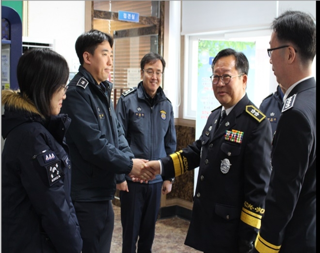 최진규 소장이 직원들과 악수를 나누고 있다.(사진제공=경북북부제1교도소)
