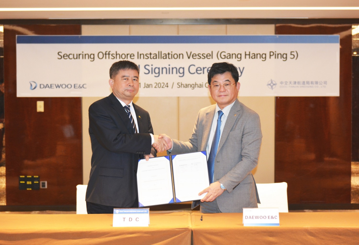 대우건설 김용해 토목사업본부장(오른쪽)과 중국국영기업인 “CCCC Tianjin Dredging China” 조광타오 대표이사가 지난 31일 중국 상하이에서 해상풍력 주기기 설치전용선박(WTIV) “강항핑 5호” 국내독점사용을 위한 업무협약을 체결한 뒤 기념촬영을 하고 있다.(사진=대우건설)