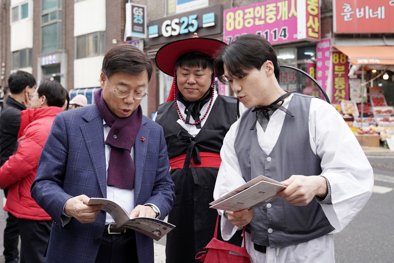 신상진 시장(왼쪽)이 남한산성시장을 둘러본 후 가천대 학생을 만나 이야기를 듣고 있다.