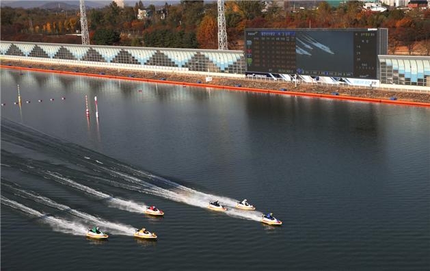 대기 항주에서 자리를 잡은 후 출발하는 플라잉 스타트 전경. (사진=국민체육진흥공단)