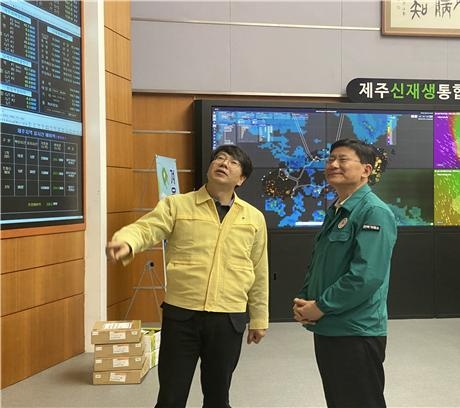 제주본부를 방문해 보고받고 있는 전력거래소 정동희 이사장(우측). (사진=전력거래소)