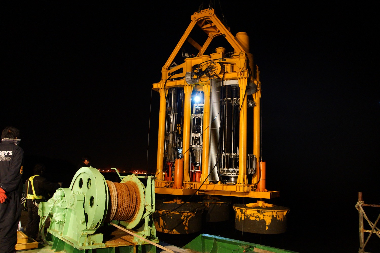 포항에 있는 한국해양과학기술원 수중로봇 복합실증센터 입구에 보관하고 있는 해저착저로봇 전경. (사진= 디비로보틱스)