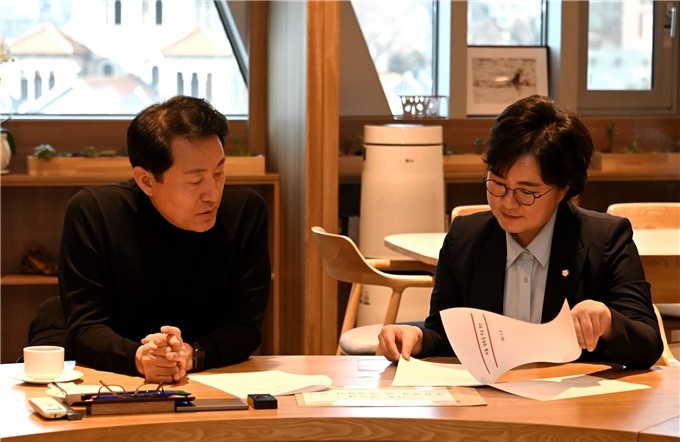 조수진 국회의원(오른쪽)이 오세훈 서울시장과 간담회를 하고 있다. (사진=의원실)