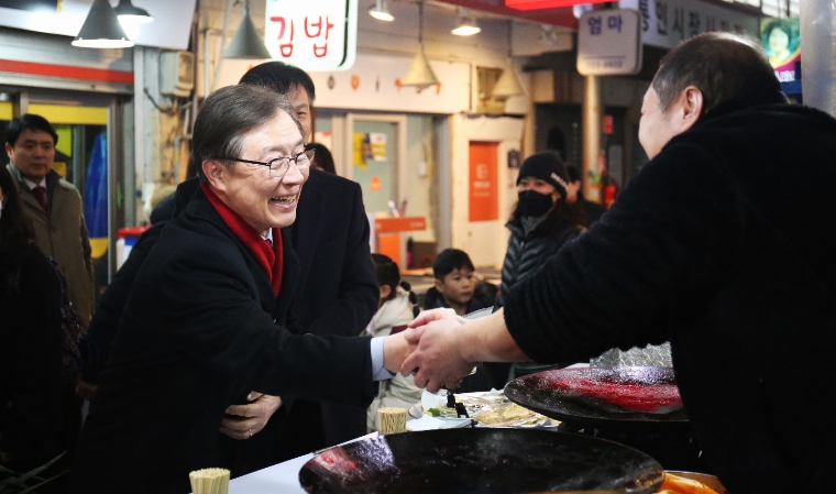 최재형 국회의원(왼쪽)이 종로구 통인전통시장을 찾아 민심을 경청하고 있다. (사진=의원실)