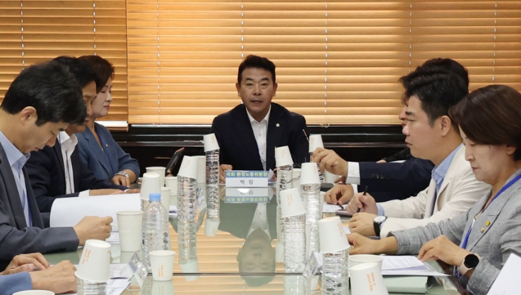 국회 환경노동위원회 박정 위원장(가운데)이 발언하고 있다. (사진=연합뉴스)