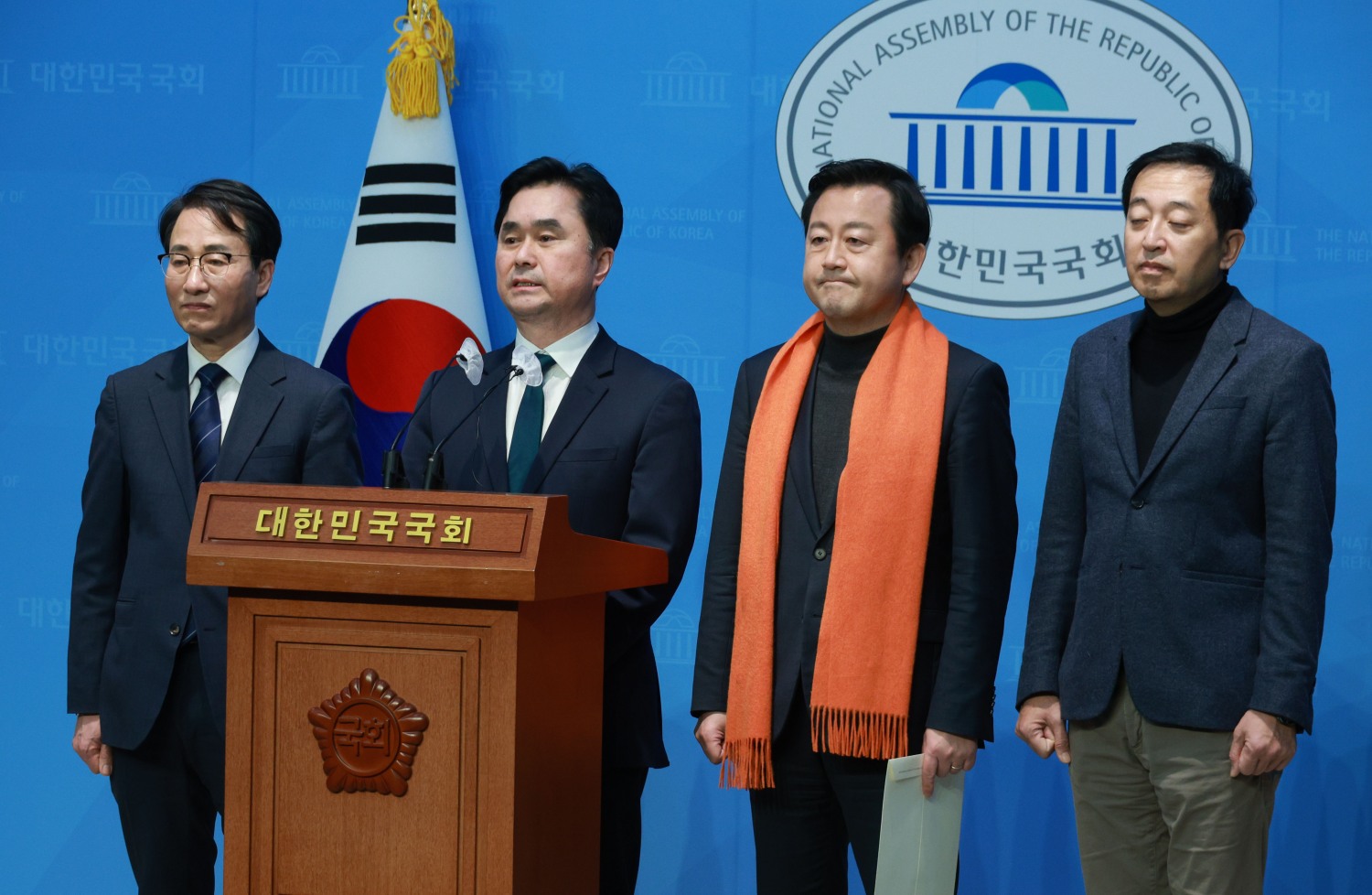 원칙과상식 이원욱 의원, 새로운선택 금태섭 공동대표, 개혁신당 김용남 정책위의장, 새로운미래 김종민 공동대표가 지난 9일, 오후 국회 소통관에서 기자회견을 하고 있다. 개혁신당, 새로운미래, 새로운선택, 원칙과상식 등 제3지대 4개 세력들은 이날 기자회견에서 통합신당(가칭) 합당 방안에 합의했다고 전격 발표하고 있다. (사진=연합뉴스)