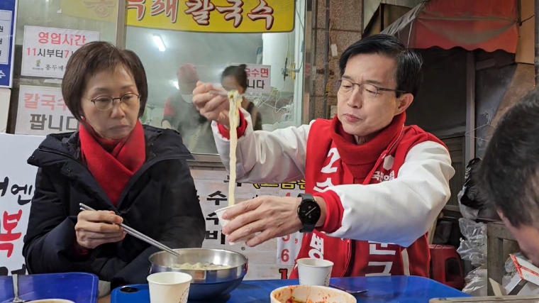 지난 9일 국민의힘 방문규 수원병 예비후보가 점심으로 칼국수를 먹고 있다. (사진=방 예비후보 측)