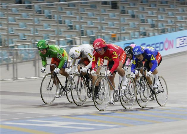 지난해 스포츠서울배 대상경륜 결승전에 출전한 선수들이 결승 1바퀴를 남겨놓고 경합을 벌이고 있다. (사진=국민체육진흥공단)
