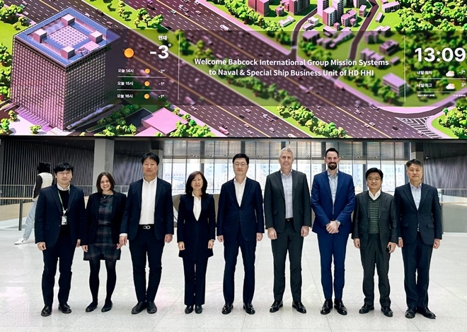 HD현대중공업 주원호 특수선사업대표(왼쪽 다섯 번째)와 밥콕 미션시스템 사업 닐 마이젤 최고기업업무책임자(오른쪽 네 번째) 등 양사 관계자들이 최근 경기도 성남의 HD현대 글로벌R&D센터에서 협력 방안을 논의하고 기념촬영.(제공=HD현대중공업)