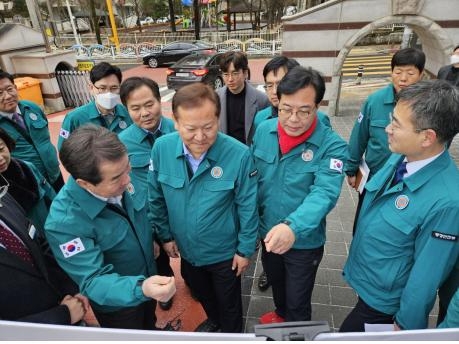 송언석 의원(오른쪽 두번째)과 이상민 장관(왼쪽 두번째) 등이 김천 부곡초등학교 어린이 통학로 안전점검을 하고 있다. (사진=의원실)