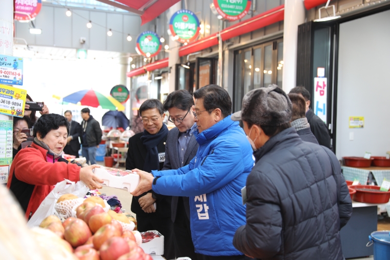 윤재갑(오른쪽 두번째) 의원 등이 해남매일시장에서 민생 탐방하고 있다. (사진=의원실)
