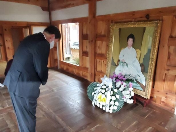 윤석열 대통령이 대선후보였던 지난 2021년 8월 31일 육영수 여사 생가를 찾아 참배하고 있다. (자료사진=연합뉴스)