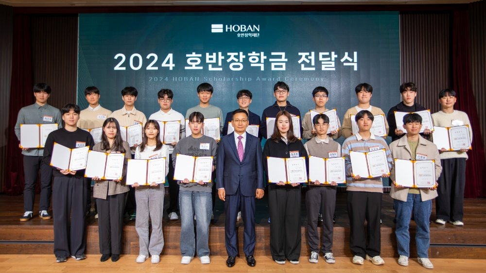 호반장학금 전달식.(가운데 김상열 호반장학재단 이사장).(사진=호반장학재단)