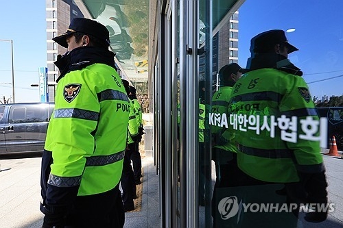 경찰이 의료법 위반 등 혐의로 고발당한 대한의사협회 관계자들에 대해 강제 수사에 착수한 가운데 1일, 서울 용산구 의사협회 회관에서 경찰이 출입문을 통제하고 있다.(사진=연합뉴스)
